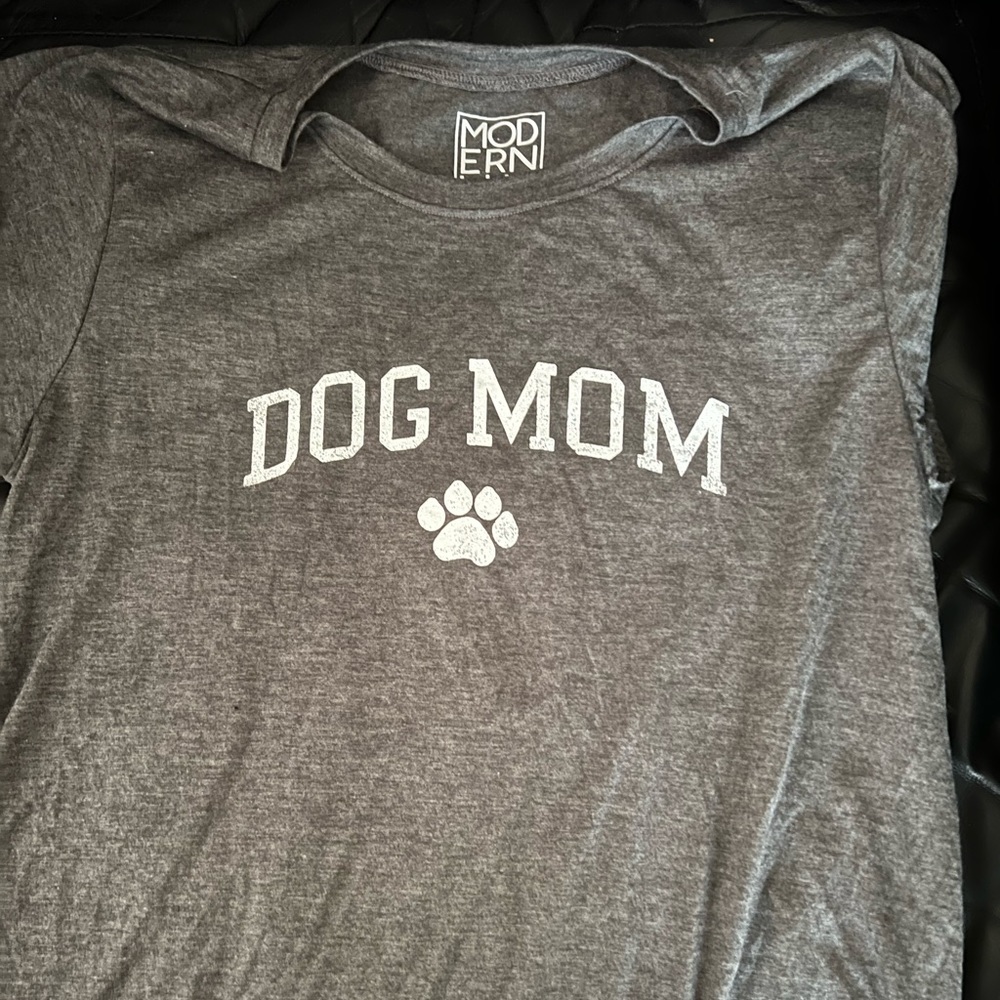 “Dog Mom” graphic t-shirt